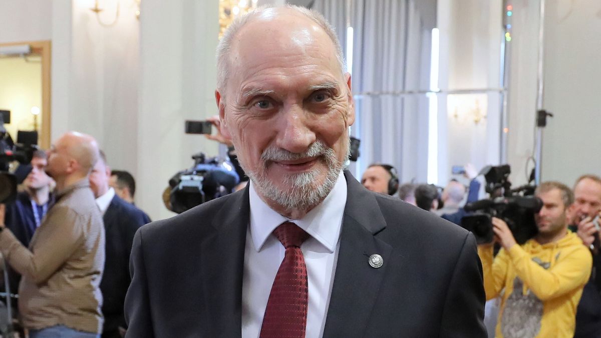 Warszawa, 11.04.2022. Przewodniczący podkomisji Antoni Macierewicz przed rozpoczęciem konferencji prasowej Podkomisji ds. Ponownego Zbadania Wypadku Lotniczego pod Smoleńskiem, 11 bm. siedzibie Departamentu Wojskowych Spraw Zagranicznych w Warszawie. Spotkanie dot. prezentacji raportu z badania zdarzenia lotniczego z udziałem samolotu Tu 154 M nr 101 nad lotniskiem Smoleńsk Siewiernyj na terenie Federacji Rosyjskiej. (jm) PAP/Paweł Supernak
