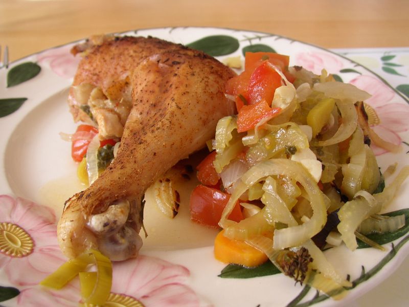 Pieczone udko z kurczaka – kalorie i składniki odżywcze. Przepis na soczyste udka z chrupiącą skórką