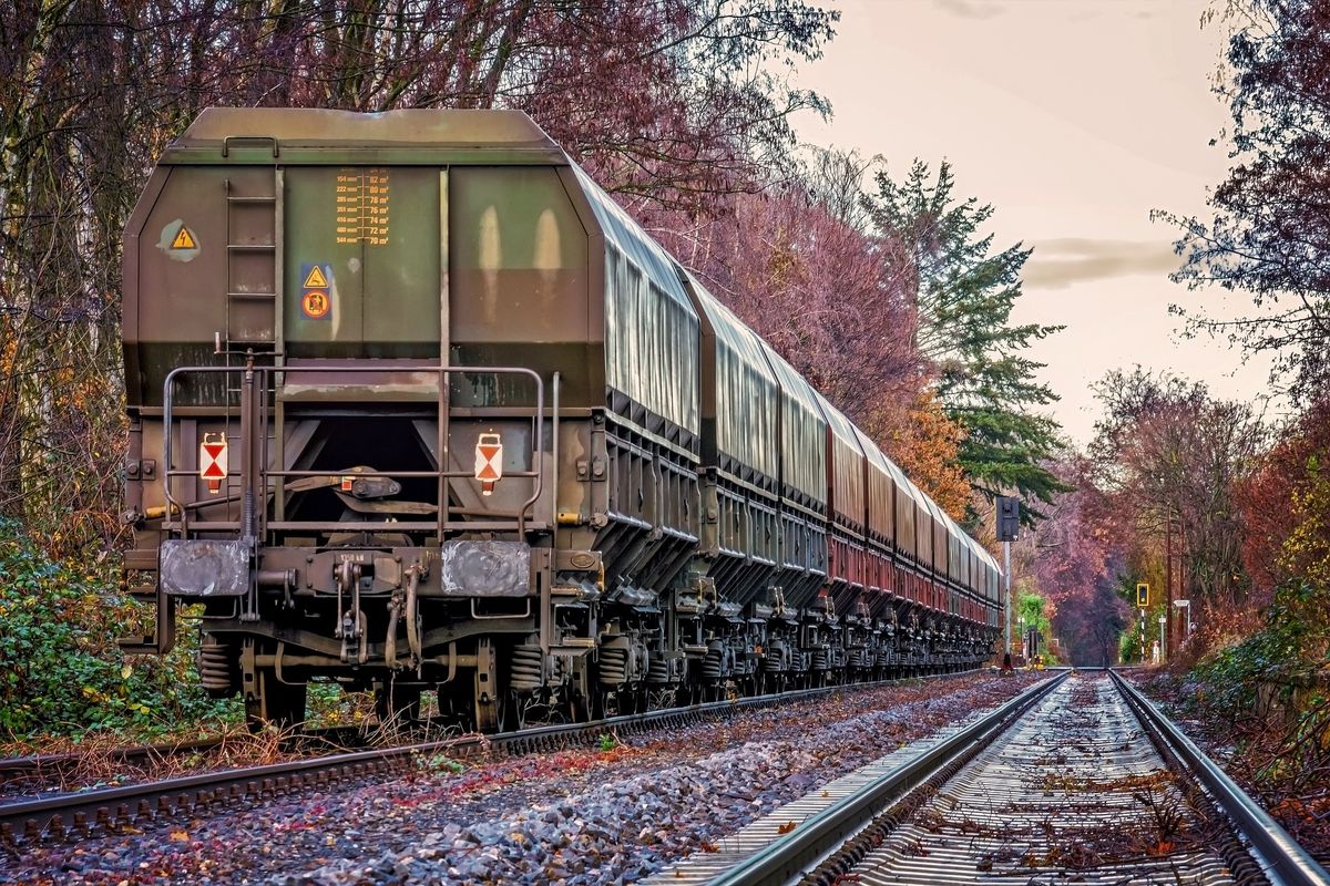 Wykolejenie pociągu towarowego wywołało problemy w ruchu pasażerskim na Śląsku.