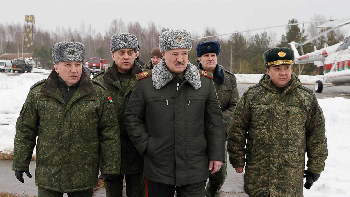Aleksander Łukaszenka z wojskowymi, zdjęcie z lutego 2022 
