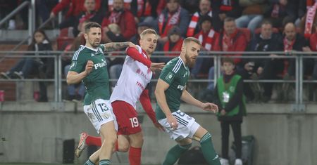 Kibic Widzewa opluł piłkarza Legii. Jest pierwsza reakcja