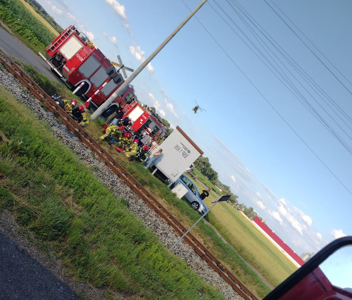 Motocyklista tuż przy przejeździe kolejowym wypadł z drogi i wpadł do rowu. Fot: OSP Opole-Chmielowice