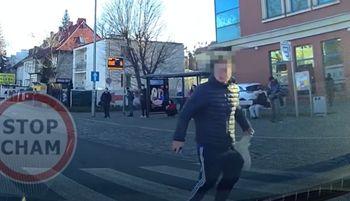 Pieszy wpadł w furię. "Skopał błotnik i nadkole". Jest nagranie