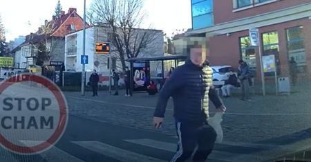 Szedł na czerwonym. Upomniał go klaksonem. Szok, co zrobił pieszy