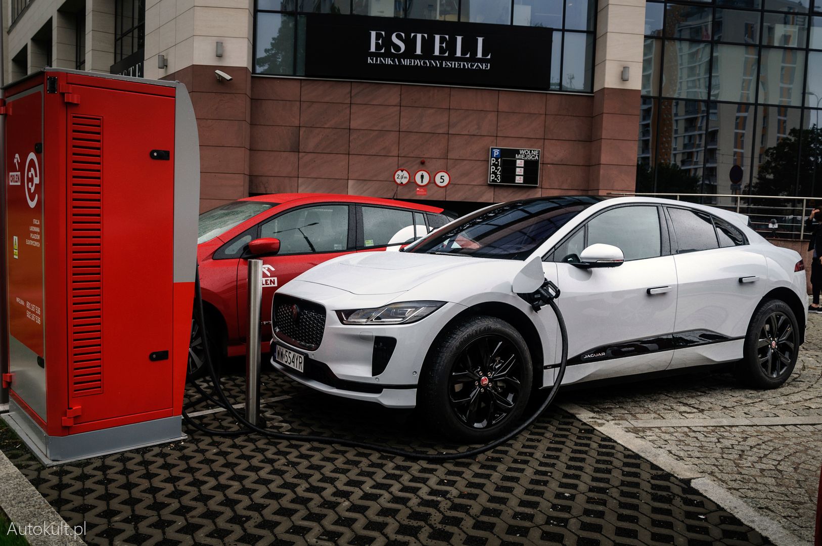 Na szybkiej ładowarce Jaguar I-Pace ładuje się w ponad 2 godziny