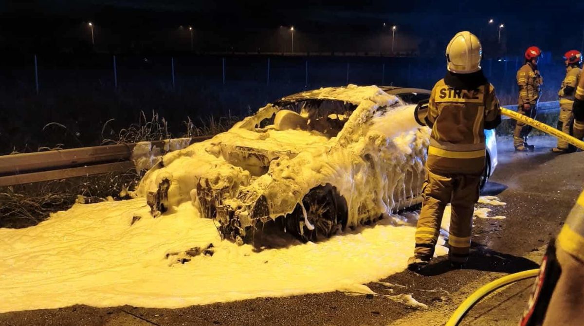 Nocny pożar samochodu na autostradzie A1.