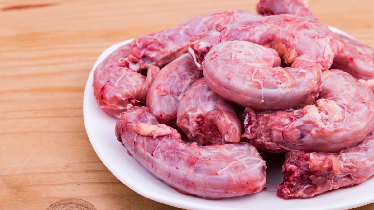 Surowa szyja z kurczaka (mięso i skóra)