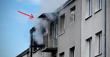 Radzymin. Ewakuacja. Pożar w bloku na 4 piętrze. W mieszkaniu było kilkoro dzieci