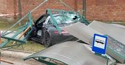 Jest relacja świadków. W Łodzi Porsche wbiło się w przystanek autobusowy