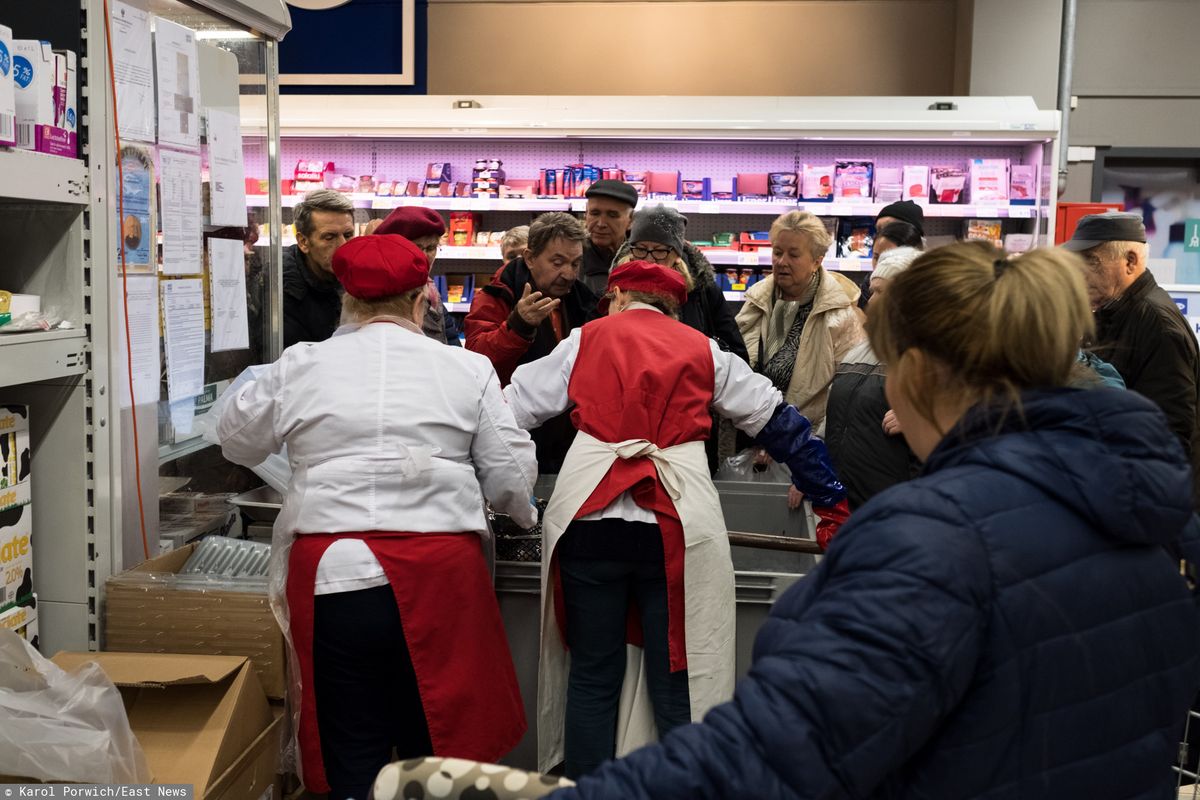 Auchan rezygnuje ze sprzedaży żywych karpi. Mniej cierpienia zwierząt przed świętami