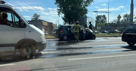 Pożar samochodu niedaleko Areny Lublin. Renault zapalił się w trakcie jazdy [ZDJĘCIA]