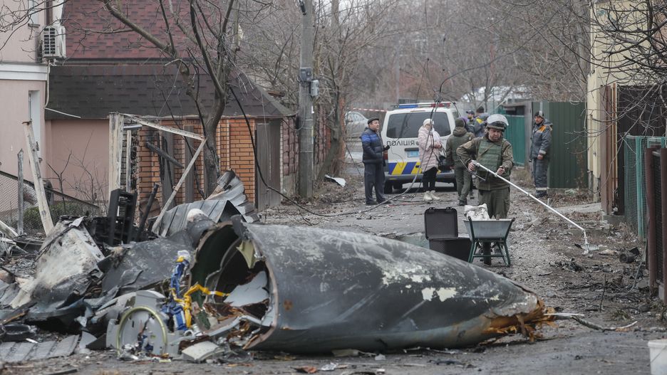 epa09783633 Military personnel walks past the debris of a military plane that was shot down overnight in Kiev, Ukraine, 25 February 2022. Russian troops entered Ukraine on 24 February prompting the country's president to declare martial law.  EPA/SERGEY DOLZHENKO Dostawca: PAP/EPA.