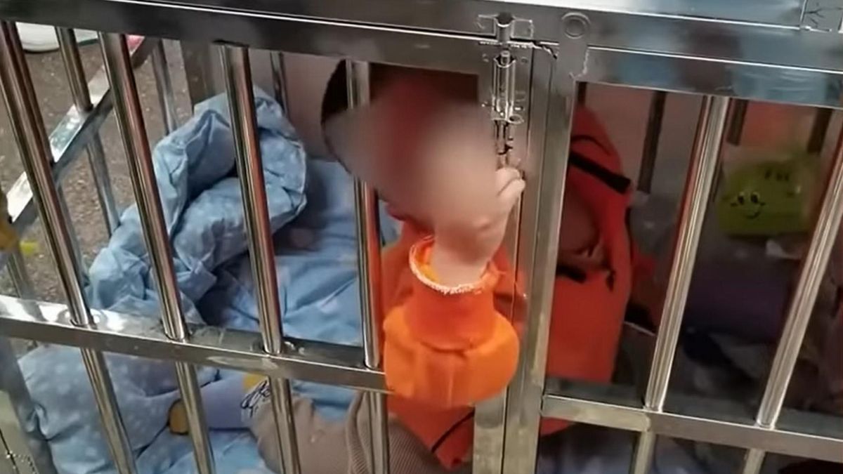 Trzyma synka w klatce