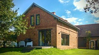 Kupił dom z działką za 70 tys. zł. Stuletnią ruinę zmienił w piękny dom