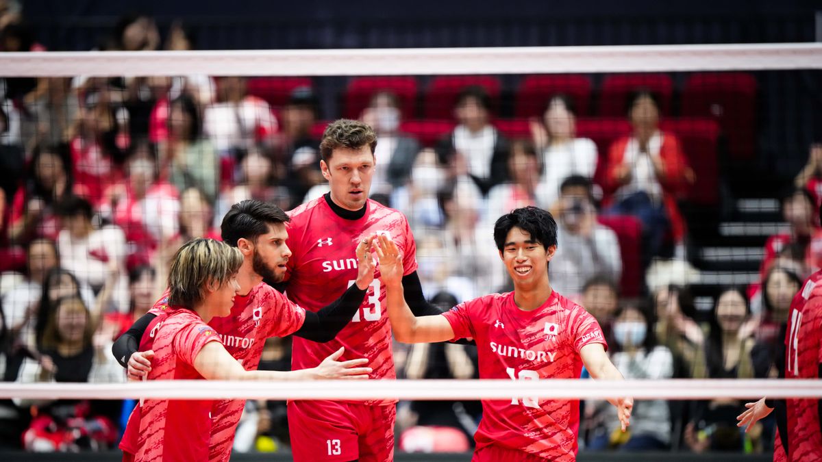Materiały prasowe / asianvolleyball.net / Aleksander Śliwka (drugi od lewej) w barwach Suntory Sunbirds 