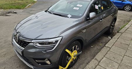 Zaparkował auto przed kebabem, mimo że nie był klientem lokalu. Na szybie pojawiły się naklejki, a straż miejska założyła blokadę