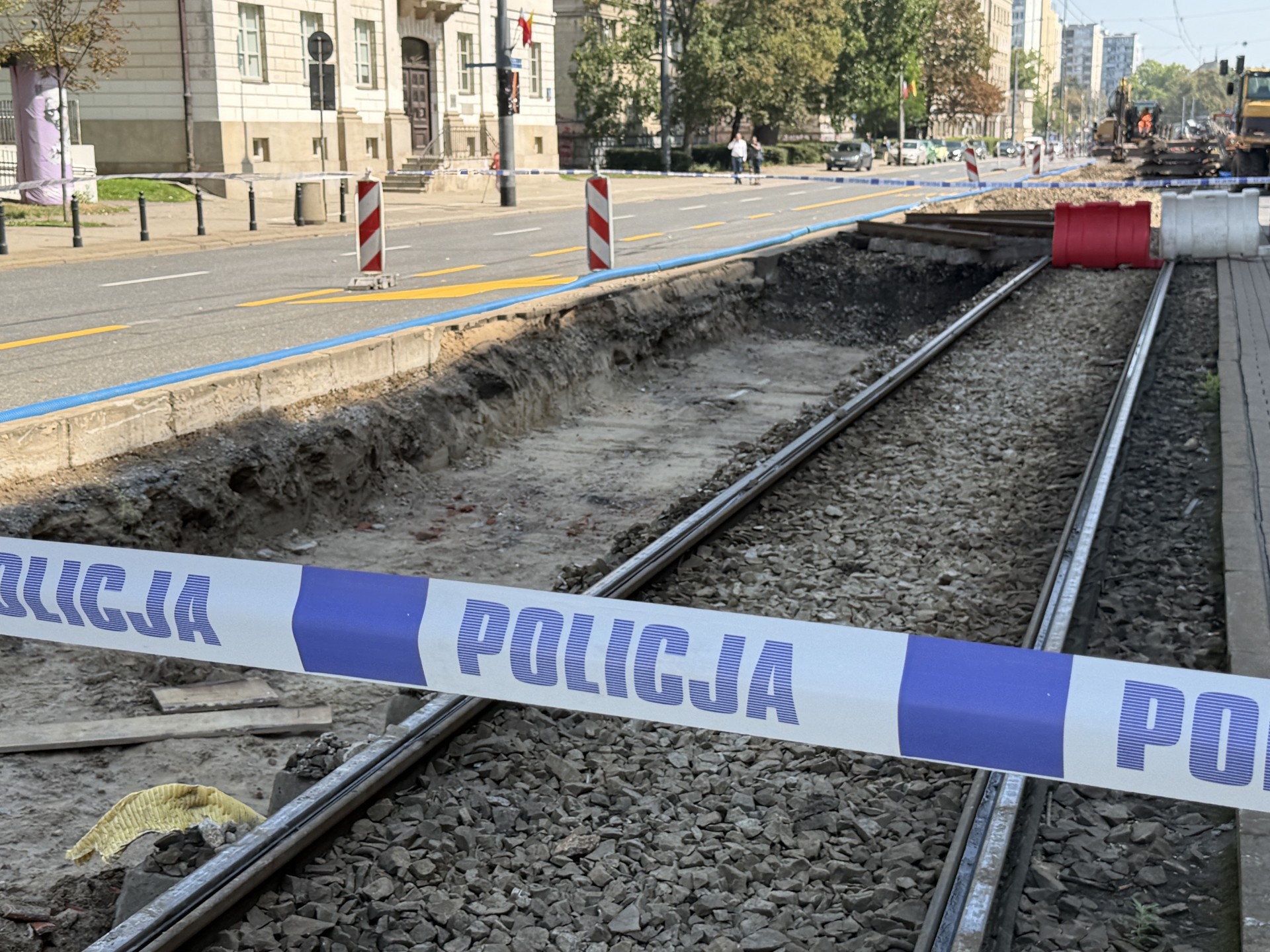 Drugi niewybuch w Al. Solidarności – saperzy w drodze, ruch zatrzymany