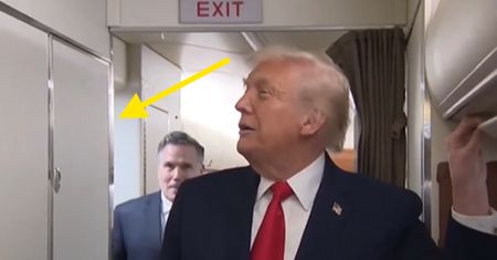 Udzielał wywiadu. Nagle został szturchnięty. Reakcja Trumpa