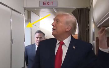 Udzielał wywiadu. Nagle został szturchnięty. Reakcja Trumpa