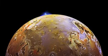 Lot nad górami i jeziorem lawy na Io. Nowe filmy NASA