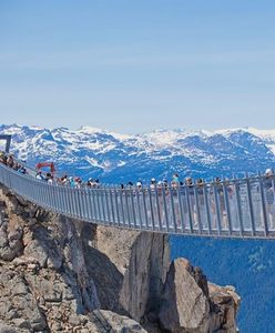 Spacer nad przepaścią. Otwarto most w Kanadzie 2 tys. m nad ziemią