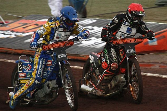 Tai Woffinden w kasku czerwonym