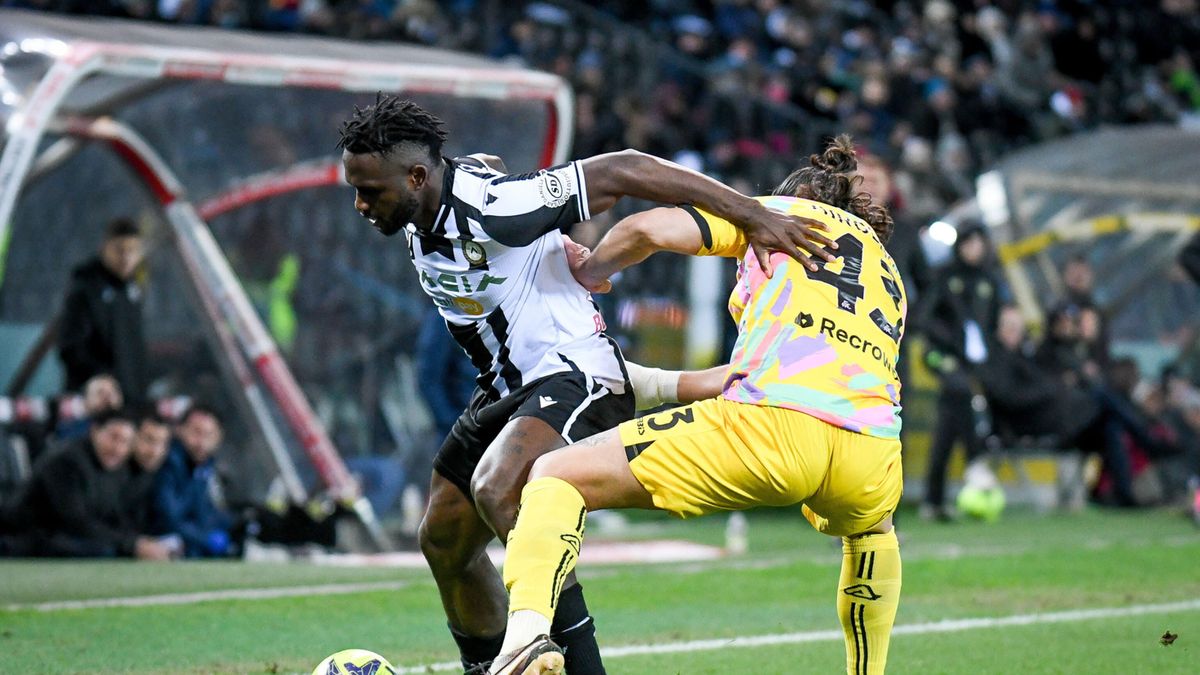 Na zdjęciu od lewej: Isaac Success i Dimitrios Nikolaou podczas meczu Udinese Calcio - Spezia Calcio