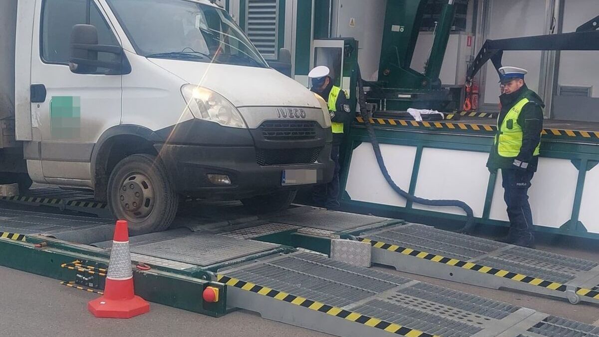 Inspektorzy ITD kontrolujący pojazd dostawczy w Lublinie