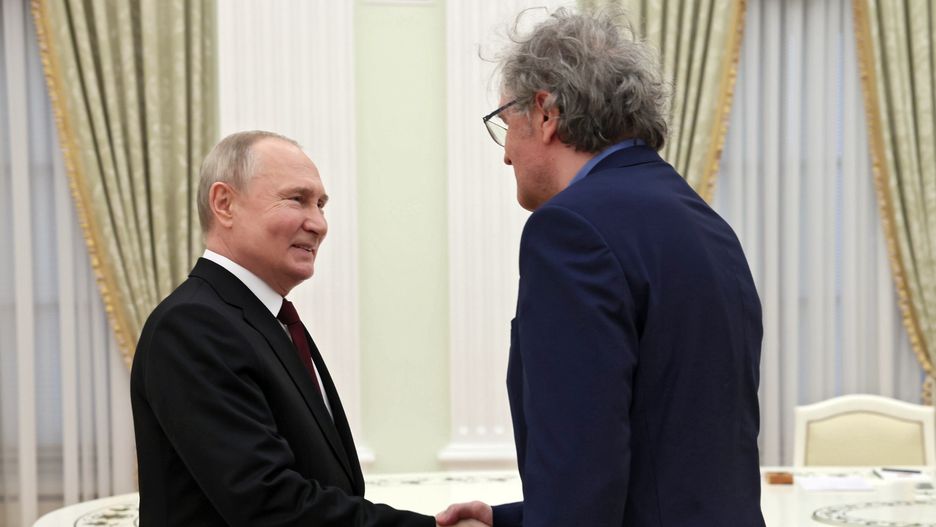 Russian President Vladimir Putin (L) shakes hands with Serbian film director Emir Kusturica during their meeting at the Kremlin, in Moscow, Russia, 02 April 2024. During the meeting Kusturica discussed his filming plans for the coming years, 'in particular, films based on works of classical and modern Russian authors', according to the Russian Presidency. EPA/MIKHAIL METZEL/SPUTNIK/KREMLIN POOL / POOL MANDATORY CREDIT Dostawca: PAP/EPA.