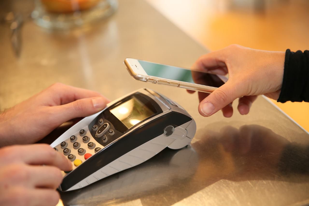 Użytkownicy IKO mogą już płacić zbliżeniowo smartfonami z NFC