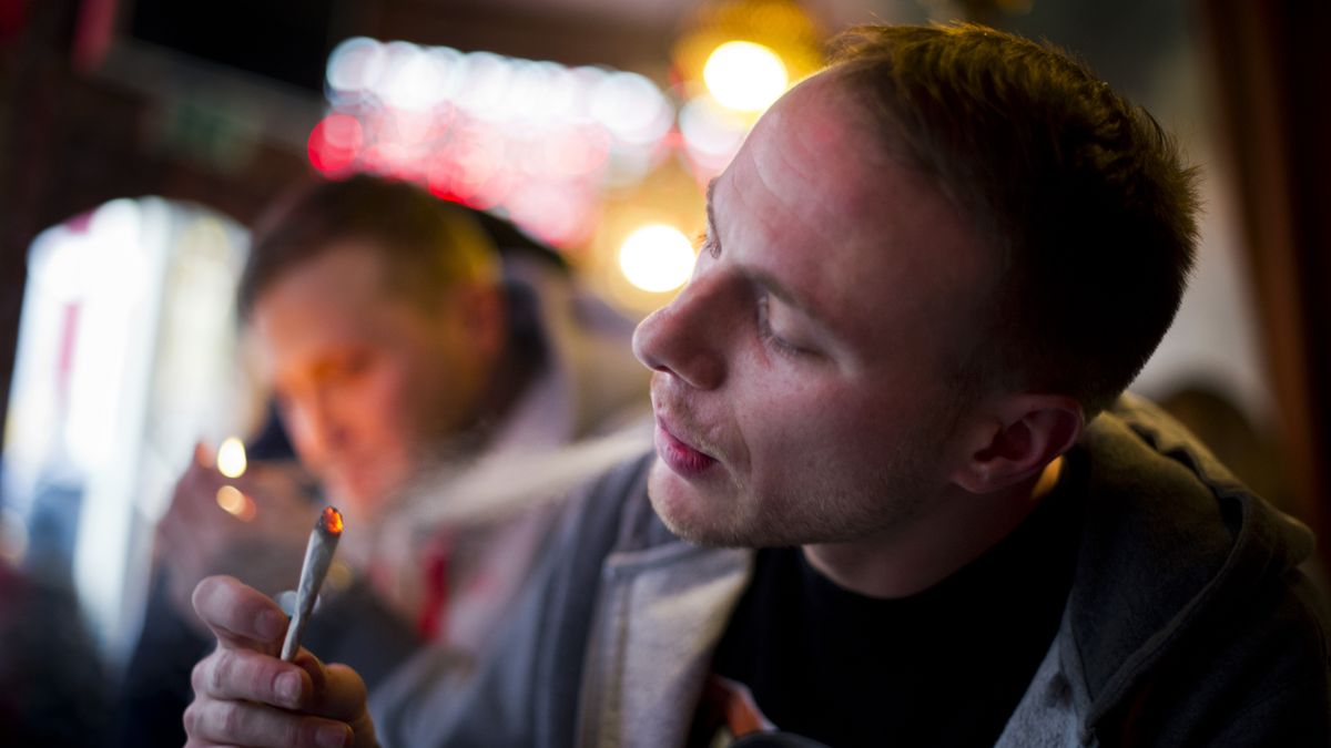Amsterdam ma dość pijanych palaczy marihuany
