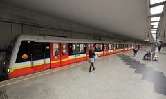 Warszawa. Wypadek w metrze. Zamknięte stacje