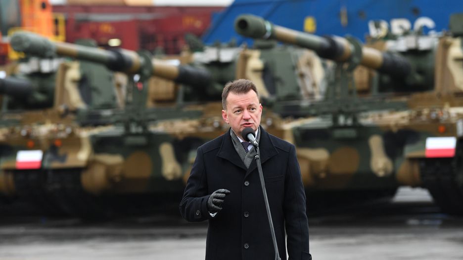 Gdynia, 06.12.2022. Wicepremier, minister obrony narodowej Mariusz Błaszczak podczas odbioru pierwszych koreańskich czołgów K2 oraz haubic K9 na terenie Terminalu Kontenerowego w Gdyni, 6 bm. (sko) PAP/Adam Warżawa