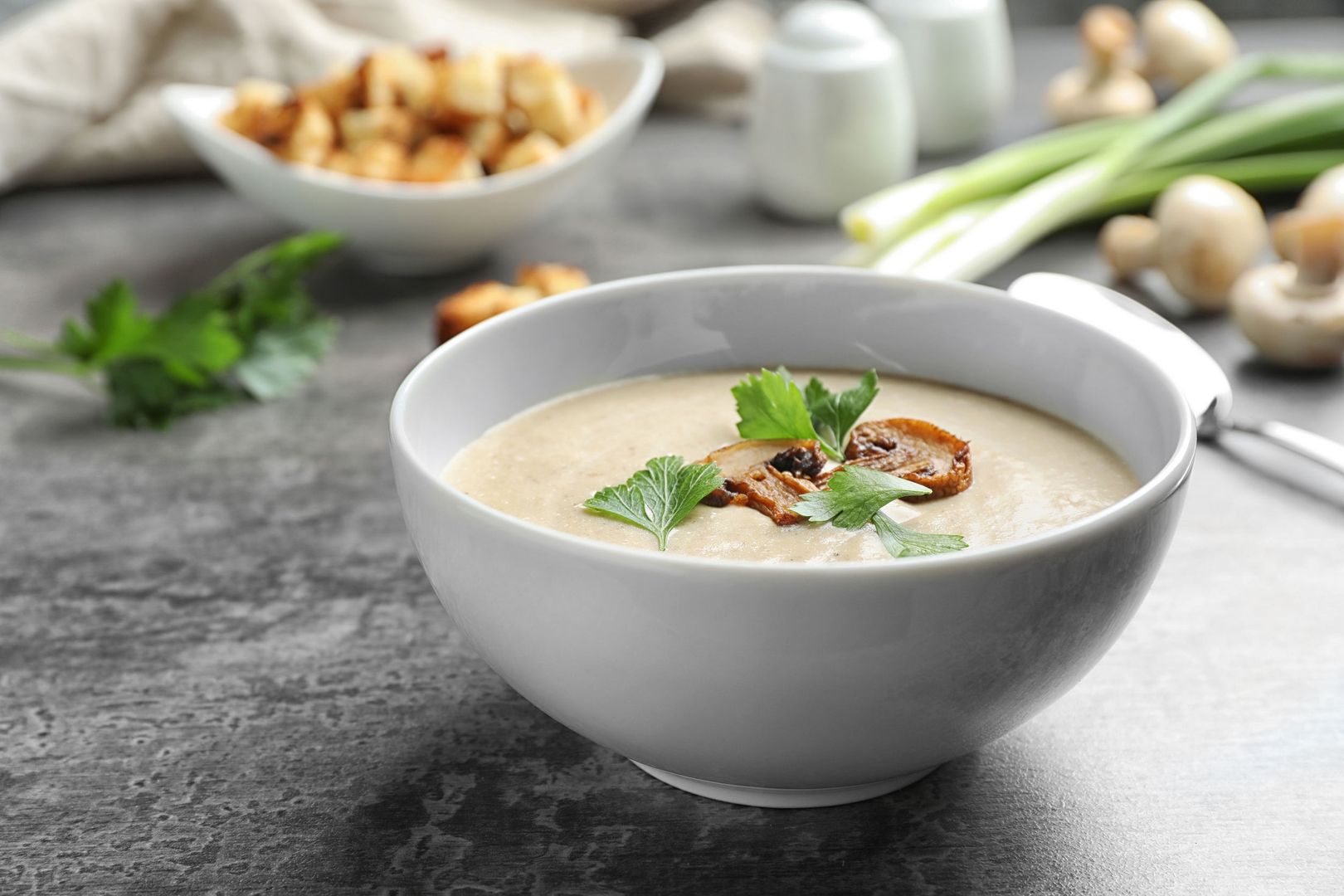 Gęsta i aromatyczna zupa pieczarkowa