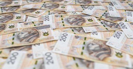 Wyrzuciła pieniądze przez okno. W sumie 23 tys. zł