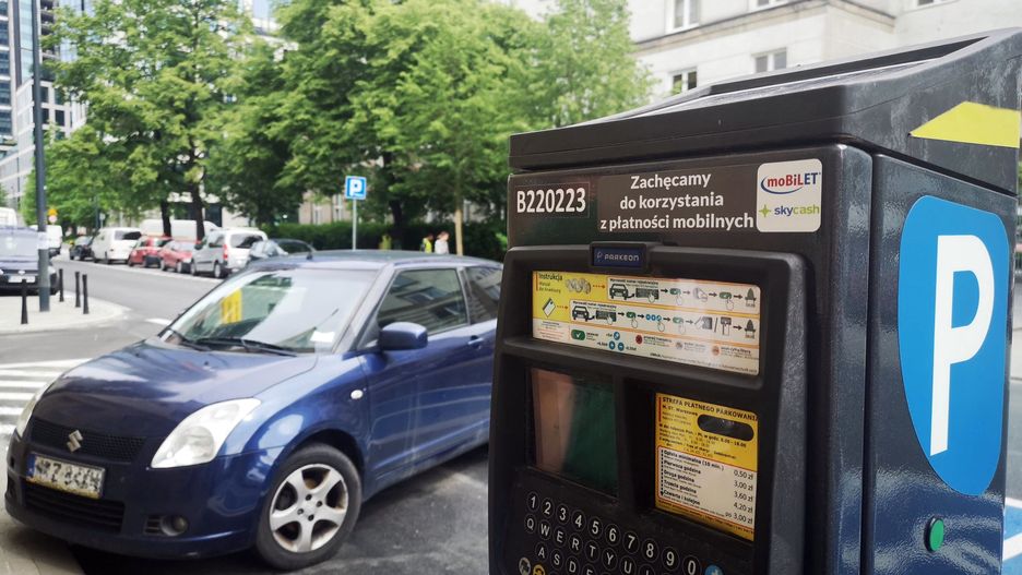 Warszawa. Nowe naklejki na parkometrach. Przypominają o możliwości mobilnych płatności.