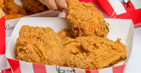 Pracownik KFC zdradza, jak rozpoznać, że kurczak jest świeży. Zwróć uwagę na kolor panierki