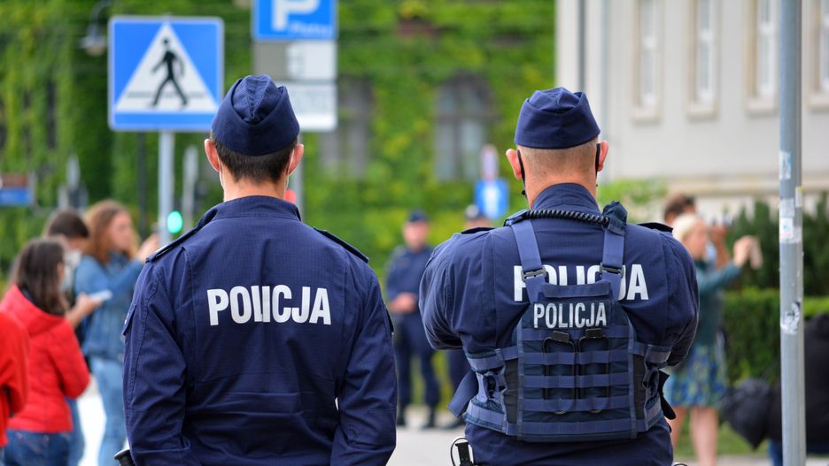 protest aktywistów, wojewódzki, straż, graniczna, uchodźcy, afganistan, polska, policja, ogrodzenie, wojsko, mundurowi, wojna, granic, pogranicznicy, polski, akcja, hybrydowa, zgromadzenie, tabliczka, znak, napis, symbol, czerwona, polsce, niebieskie, policji, bulaje, napis policja, na dachu, panorama, interwencja, uwaga, wypadek, zdarzenie, informacja, policjant, ruch drogowy