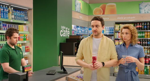 Żabka reklamuje promocje na napoje (wideo)