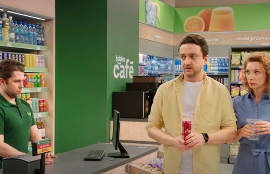 Żabka reklamuje promocje na napoje (wideo)