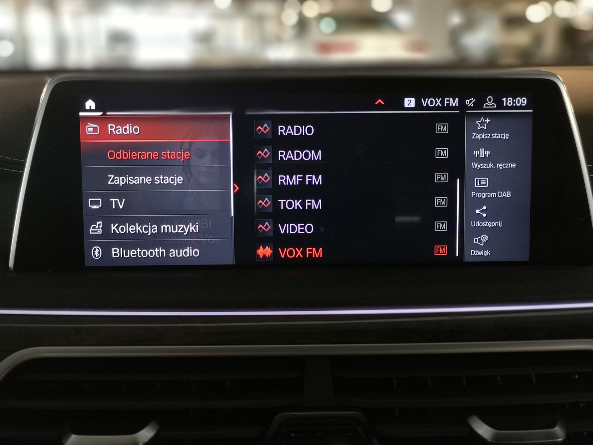 BMW 750i xDrive: Systemy wsparcia kierowcy, Night Vision, zdalne sterowanie i audio Bowers & Wilkins 5