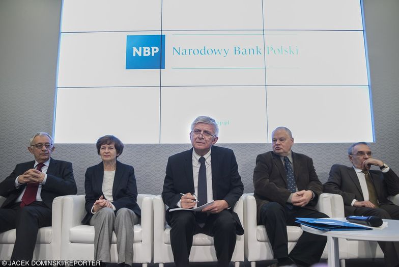 Od lewej: Jerzy Osiatynski, Anna Zielinska-Glebocka, Marek Belka (prezes NBP), Adam Glapinski, Andrzej Kazmierczak