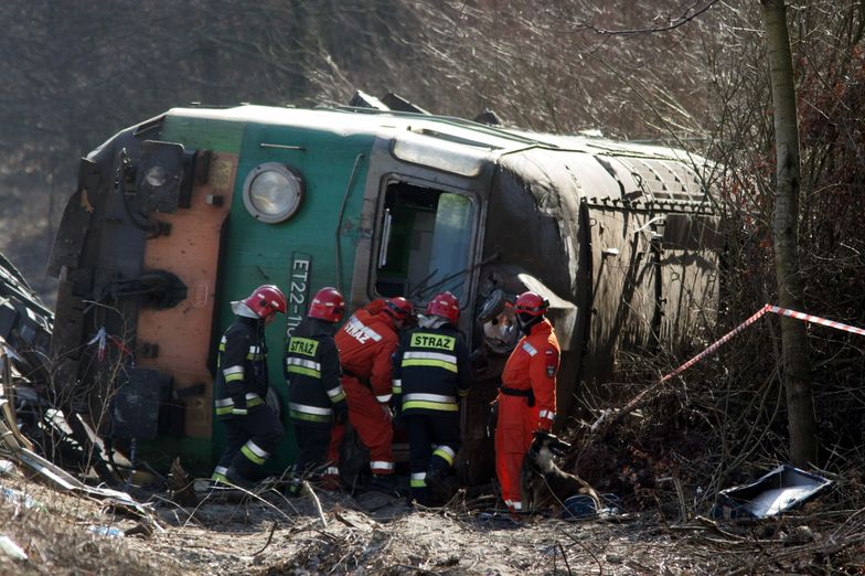 Chcą znaleźć winnych katastrofy kolejowej pod Szczekocinami