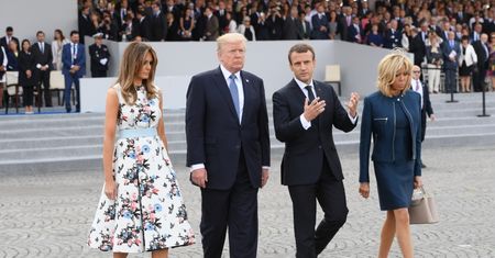 Brigitte i Melania w sukience za 33 tysiące oglądają defiladę na Polach Elizejskich (ZDJĘCIA)