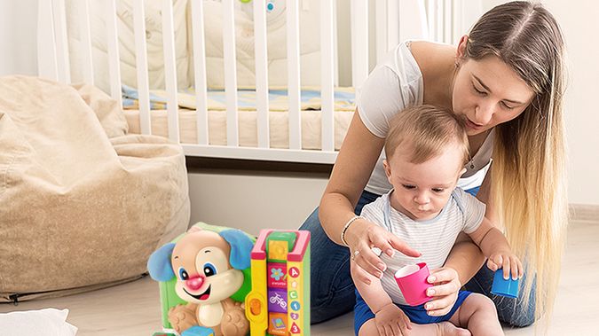 Dziecko z zabawką interaktywną