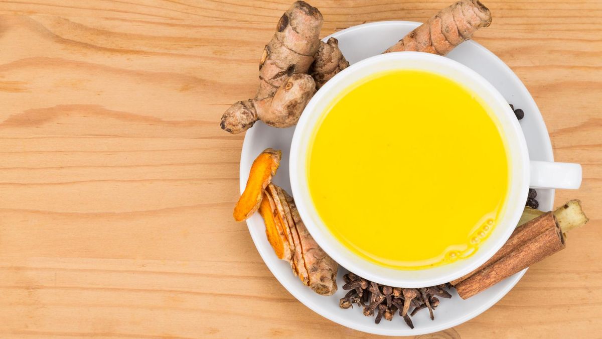 Napój z imbiru, kurkumy i mleka kokosowego na sen
