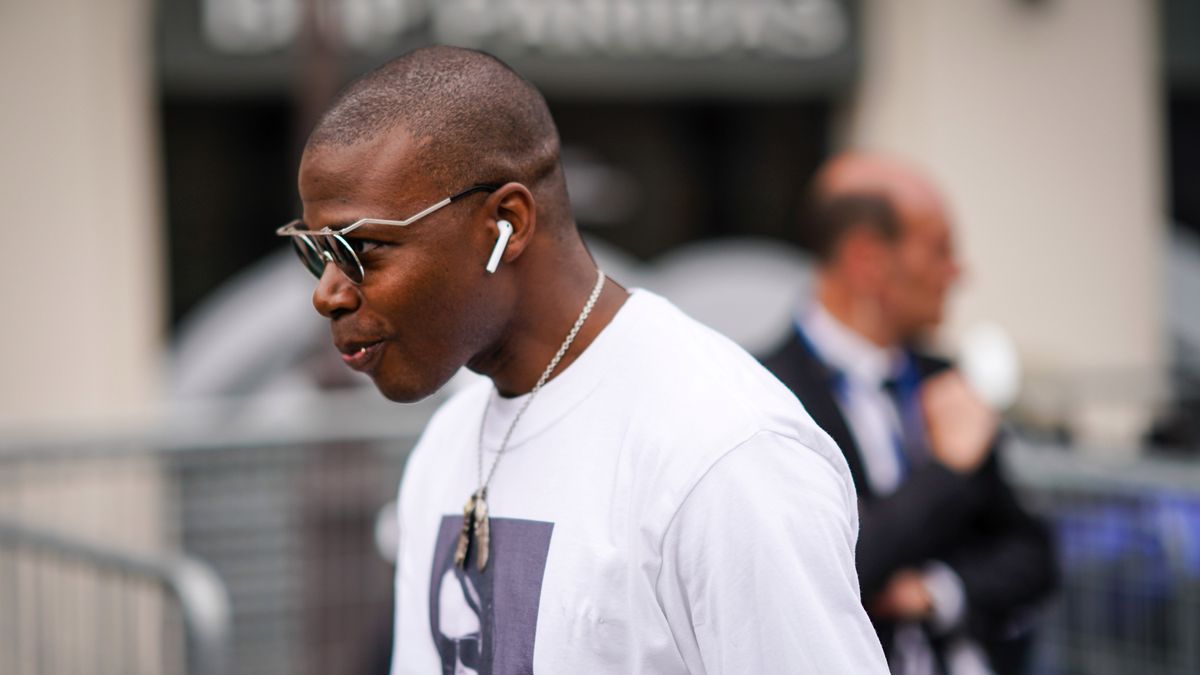 Apple nadal wyznacza trendy. Słuchawki AirPods właśnie stały się biżuterią 1