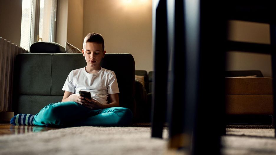 Raport NASK ujawnił niepokojące wynik na temat nastolatków w sieci.
