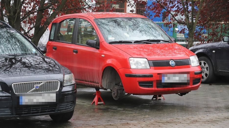 Zniszczone samochody na ulicy Przyjaźni. W nocy nieznani sprawcy przebili opony w dokładnie 87 autach.