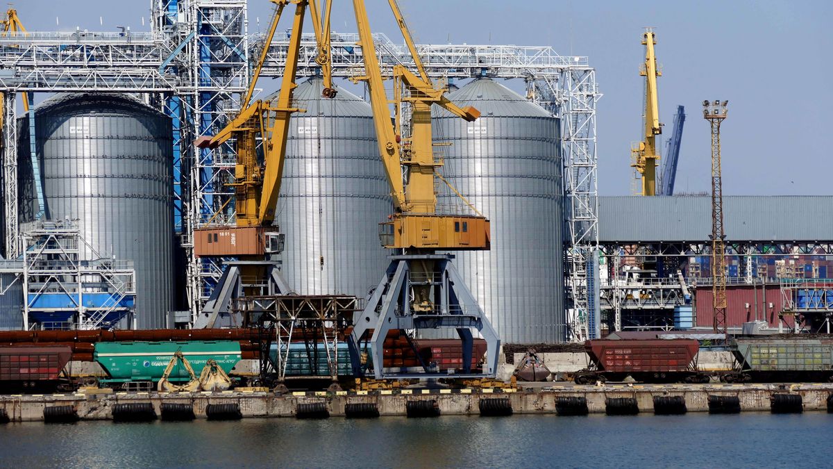 ODESA, UKRAINE - AUGUST 19, 2022 - Bulk carrier KUBROSLI Y gets loaded with Ukrainian wheat in the port of Odesa, southern Ukraine. (Photo credit should read Yulii Zozulia/ Ukrinform/Future Publishing via Getty Images)